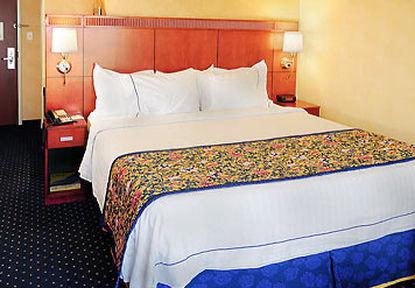 Courtyard Airport Hotel 3*