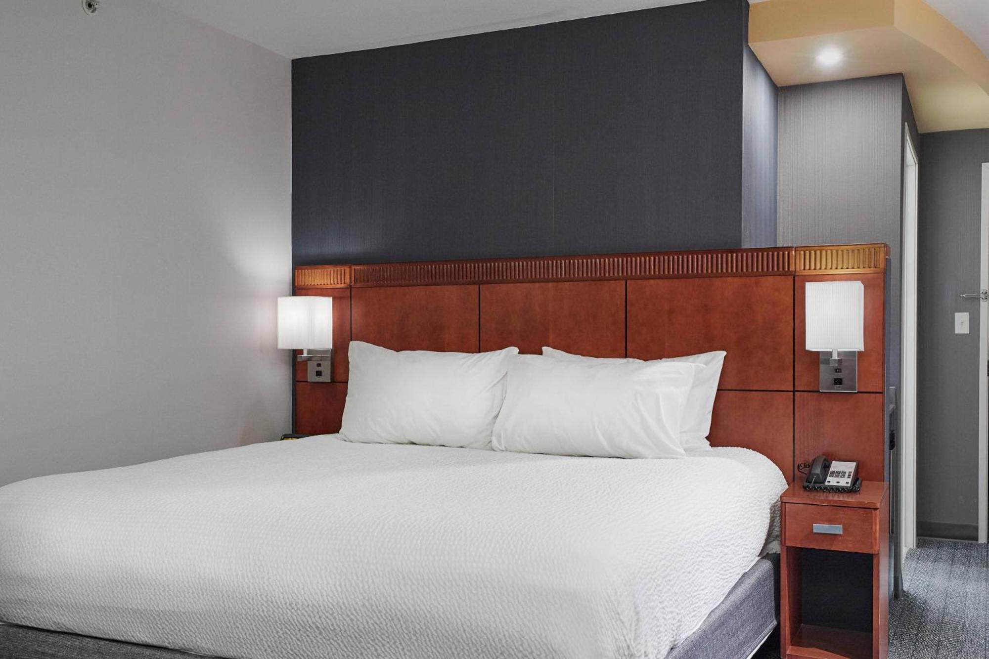 Courtyard Airport Hotel 3*
