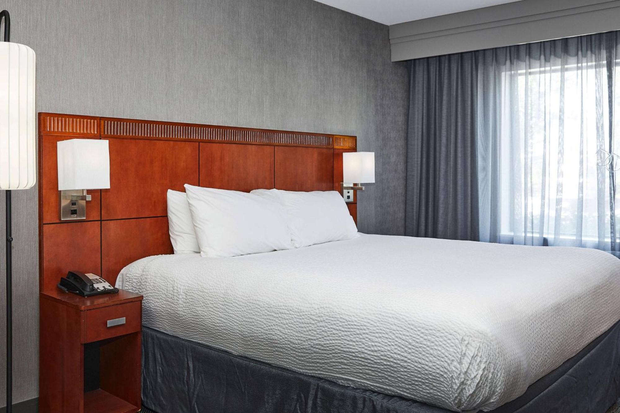 Courtyard Airport Hotel 3*