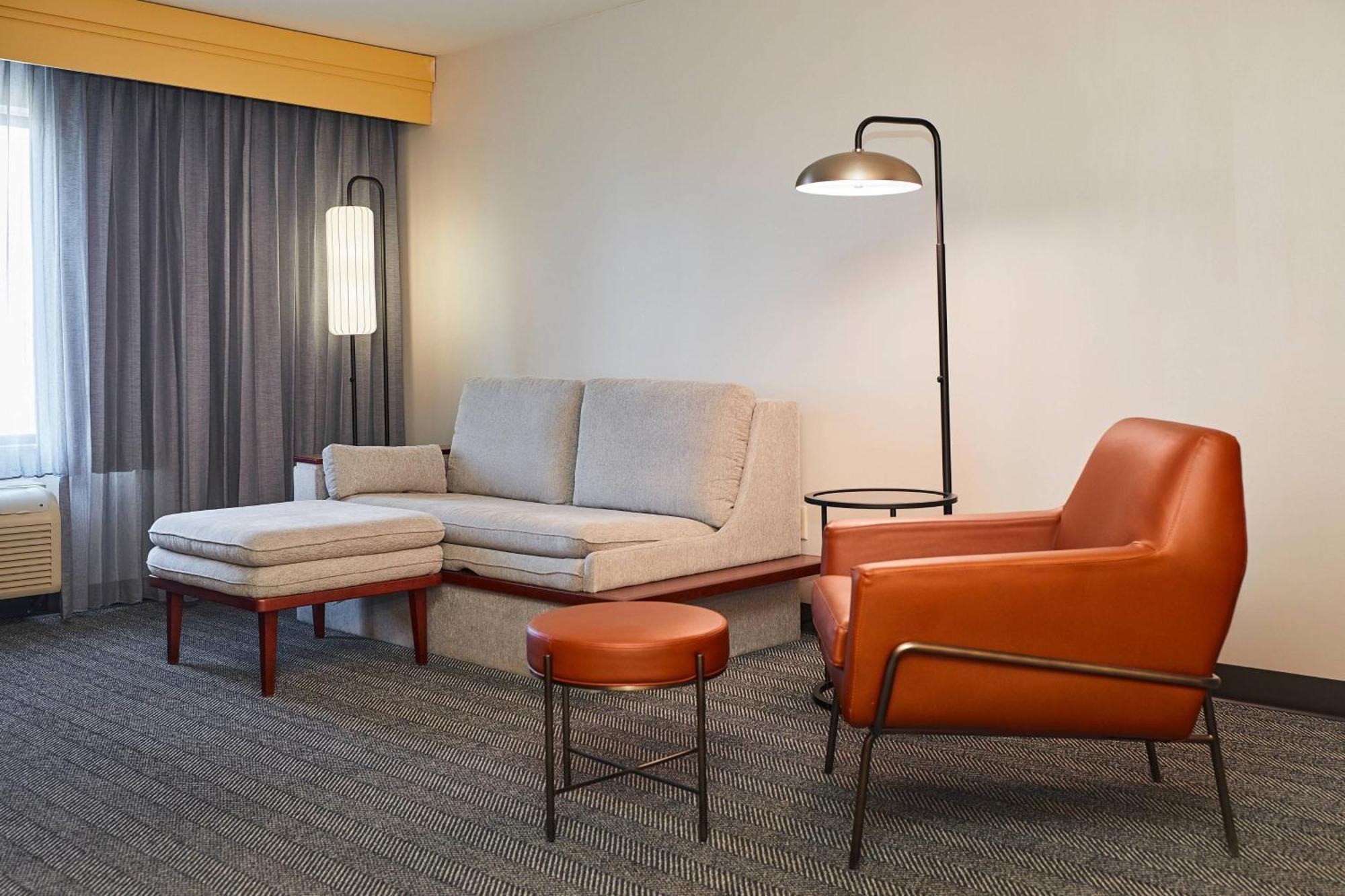 Courtyard Airport 3*